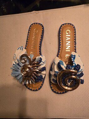 Gianni Bini New without tags , never worn 7 slides in hues of blue & white